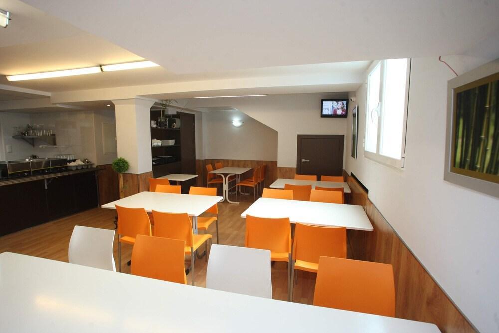Hostal Vitorina Soria Bagian luar foto