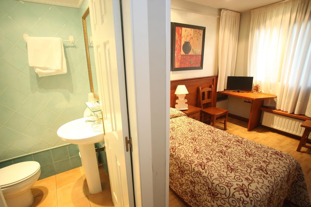 Hostal Vitorina Soria Bagian luar foto