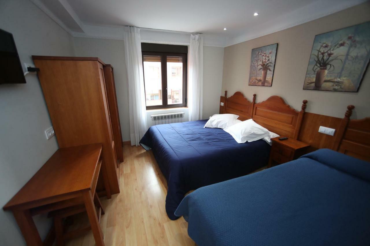 Hostal Vitorina Soria Bagian luar foto