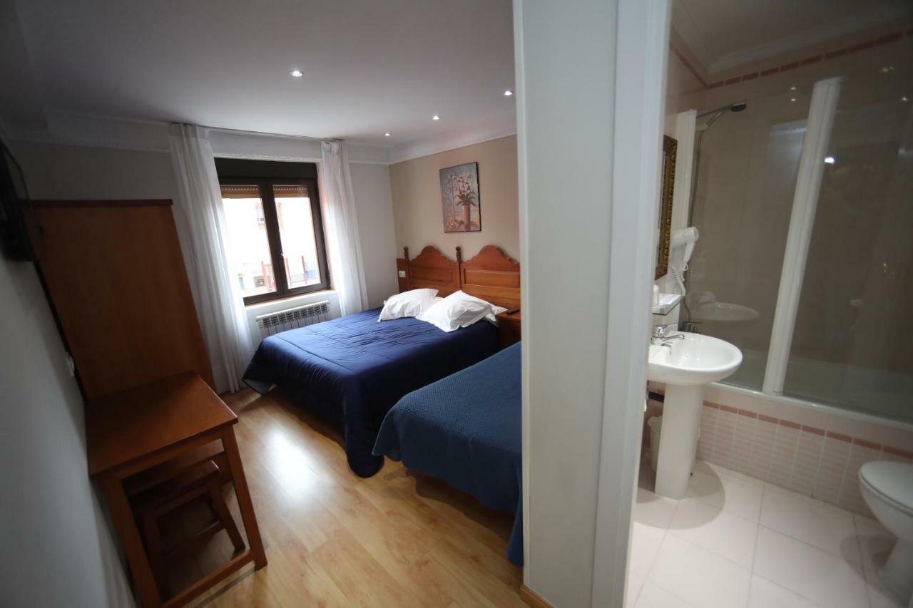 Hostal Vitorina Soria Bagian luar foto